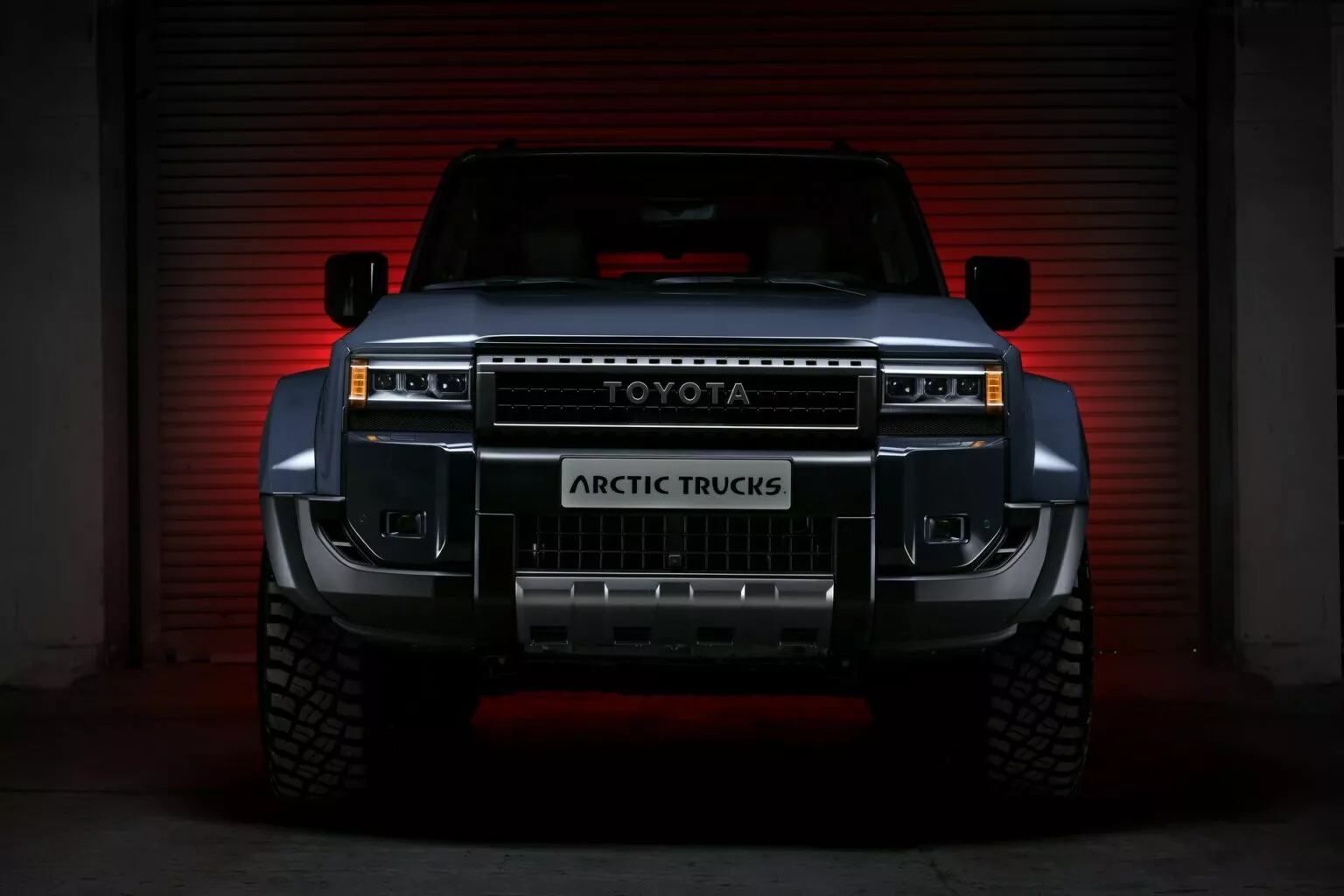 Land Cruiser AT37: Arctic Trucks revela versão off-road com visual robusto e suspensão elevada