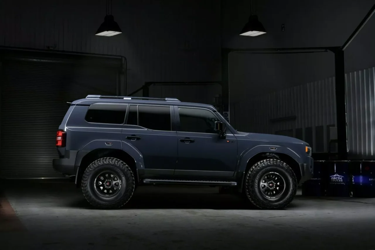 Land Cruiser AT37: Arctic Trucks revela versão off-road com visual robusto e suspensão elevada