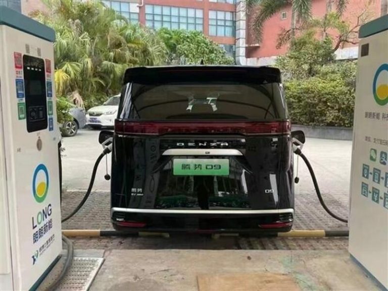 Saúde da bateria de carros elétricos se mantém acima de 90% após 120 mil km, aponta estudo