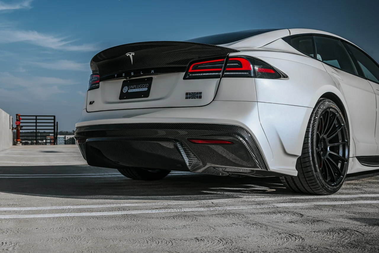 Tesla Model S Plaid de Joe Rogan ganha upgrade radical com kit de fibra de carbono