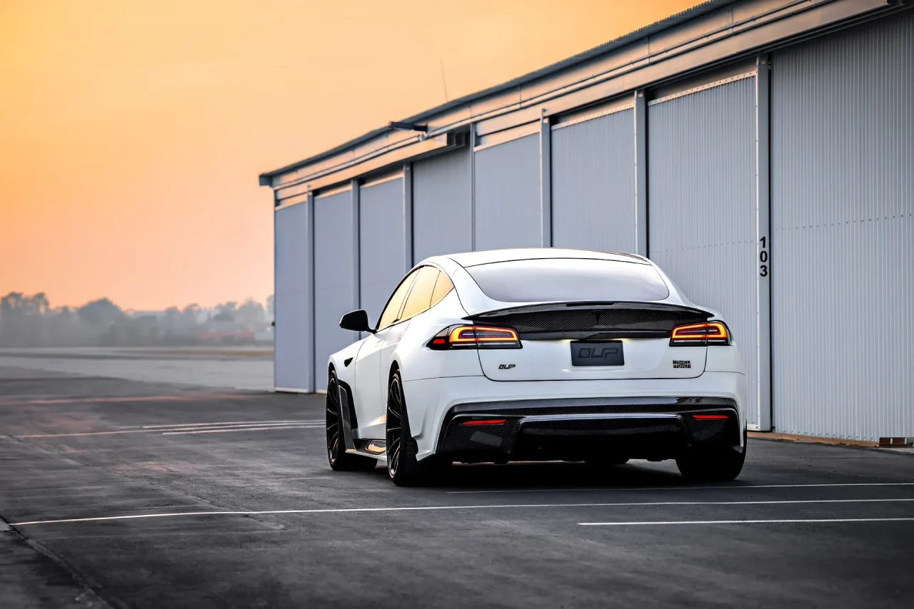 Tesla Model S Plaid de Joe Rogan ganha upgrade radical com kit de fibra de carbono