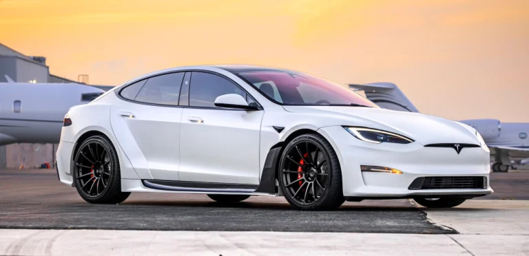Tesla Model S Plaid de Joe Rogan ganha upgrade radical com kit de fibra de carbono