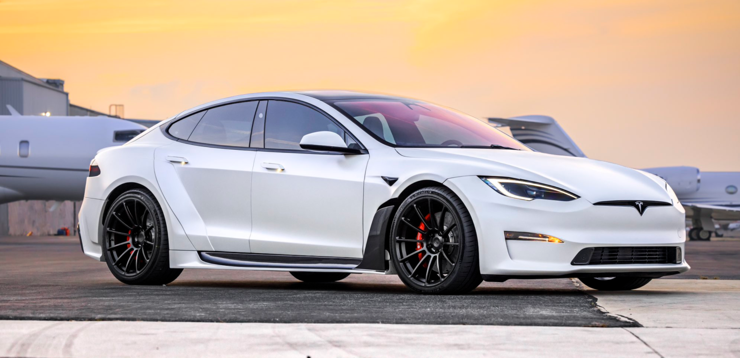 Tesla Model S Plaid de Joe Rogan ganha upgrade radical com kit de fibra de carbono