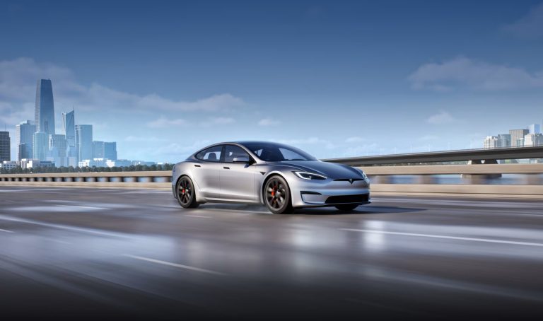 Vendas da Tesla na China sofrem queda em janeiro, enquanto BYD apresenta crescimento