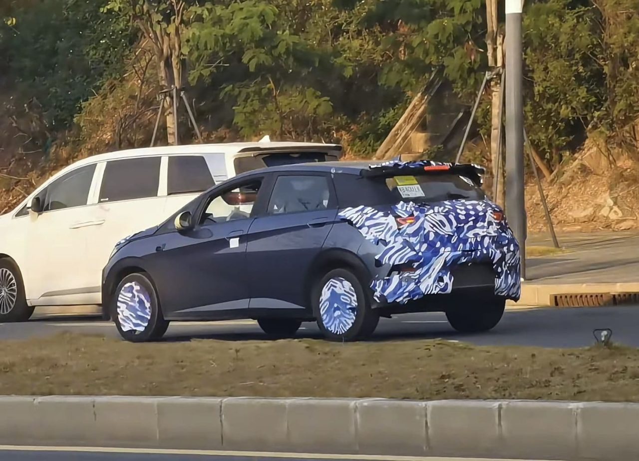 BYD Dolphin 2025 ganha versão unificada e maior na China