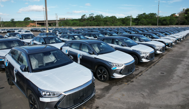 Venda de carros elétricos e híbridos atinge 41,8% dos emplacamentos na China