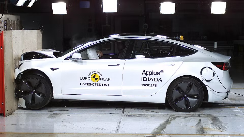 Carros elétricos apresentam ligeira vantagem em testes de colisão, aponta ANCAP