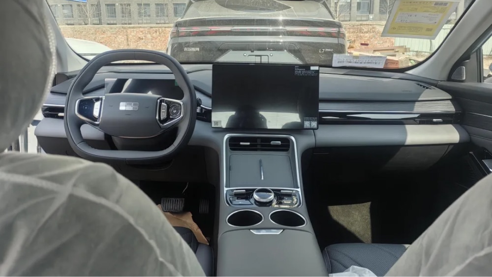 Geely Galaxy L6 EM-i chega às concessionárias chinesas com visual renovado e tecnologia híbrida