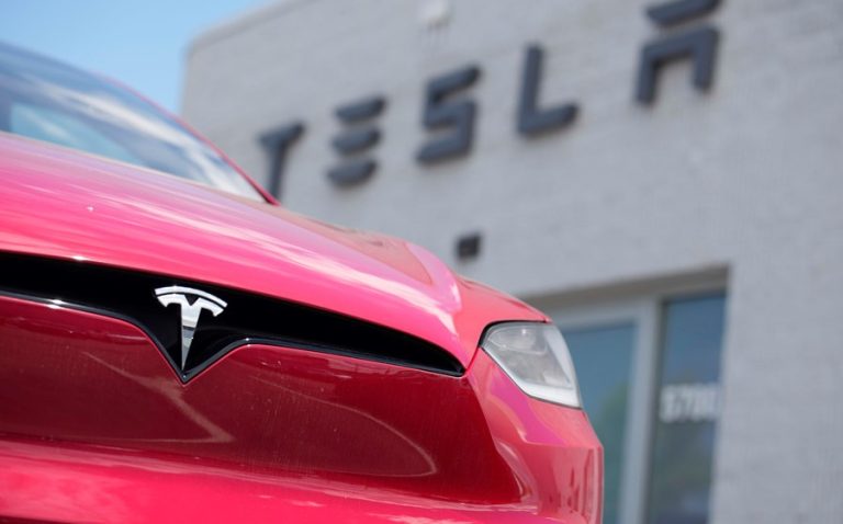 BYD ameaça liderança da Tesla no mercado de elétricos após queda nas vendas