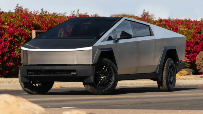 Tesla Cybertruck seminova é leiloada após proprietários idosos desistirem da picape elétrica