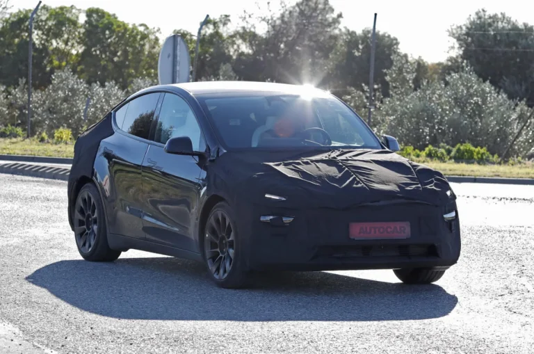 Tesla Model Y reestilizado é flagrado em testes com visual renovado
