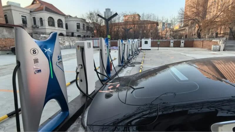 Recarga rápida de carros elétricos revela impacto ambiental inesperado