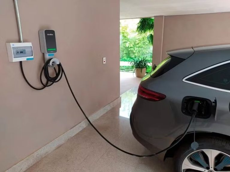 Cresce a busca por carregadores residenciais com aumento na venda de elétricos no Brasil