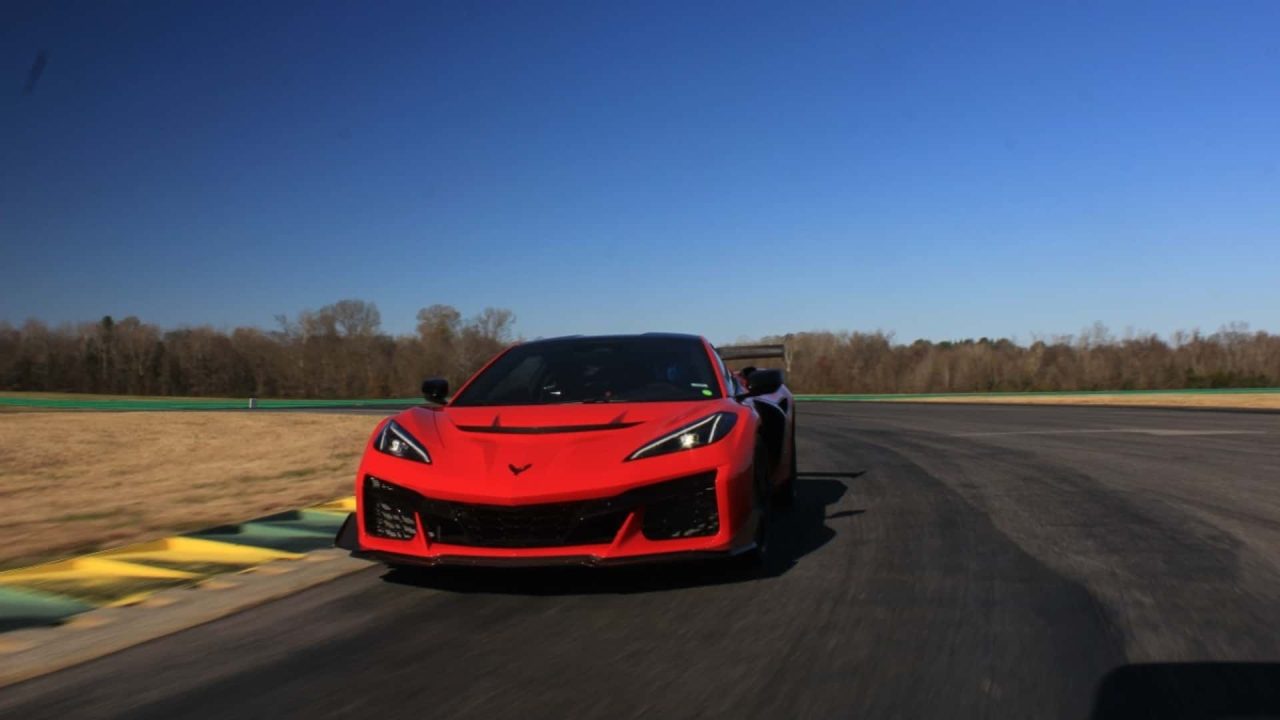 Corvette ZR1 2025: Supercarro americano conquista cinco recordes de volta em pistas dos EUA