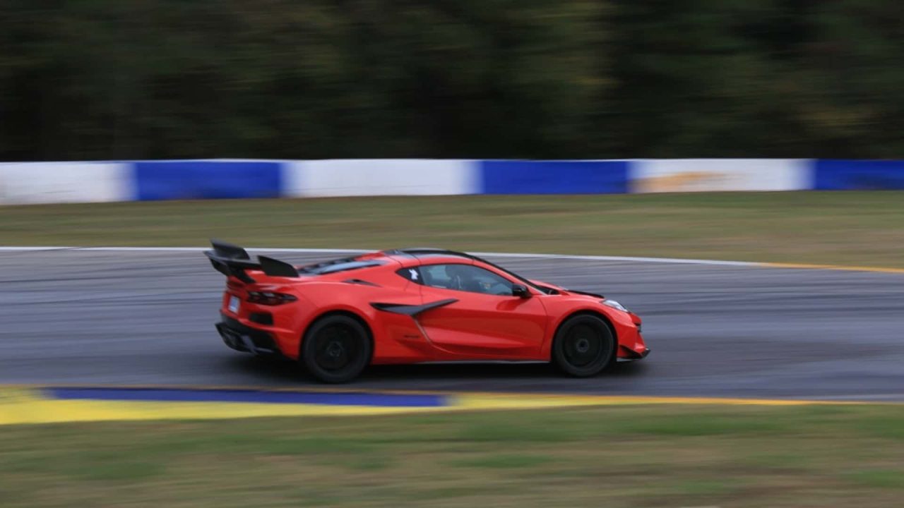 Corvette ZR1 2025: Supercarro americano conquista cinco recordes de volta em pistas dos EUA