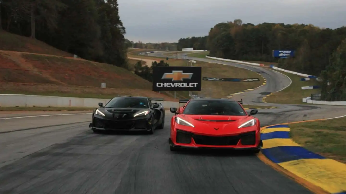 Corvette ZR1 2025: Supercarro americano conquista cinco recordes de volta em pistas dos EUA