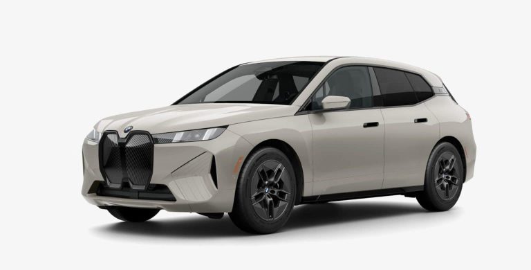 BMW iX 2026 impressiona com até 586 km de autonomia