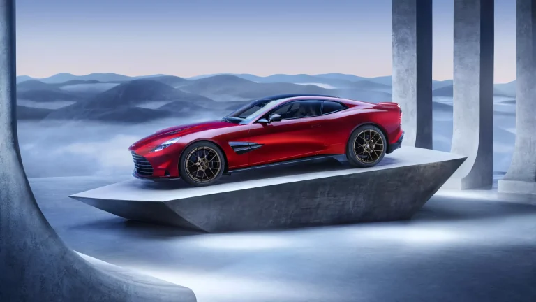 Aston Martin mira recuperação em 18 meses com foco em lucratividade, não volume