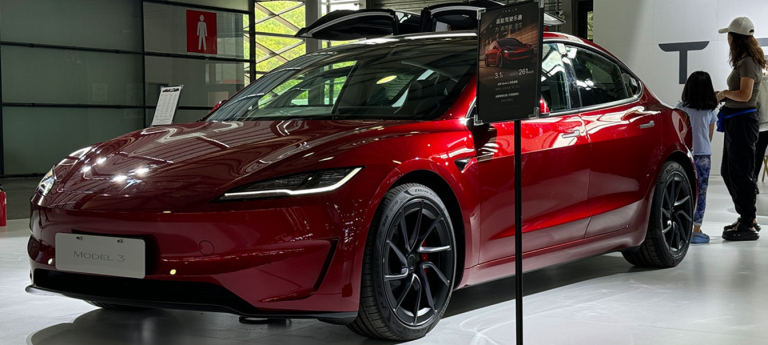 Tesla libera atualização com recursos de direção autônoma na China
