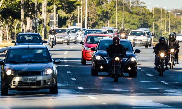 Dirigir sem faróis acesos pode render multa em 2025; veja o que muda