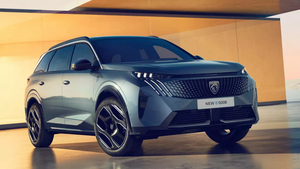 Peugeot acelera eletrificação com versões de desempenho E-3008 e E-5008