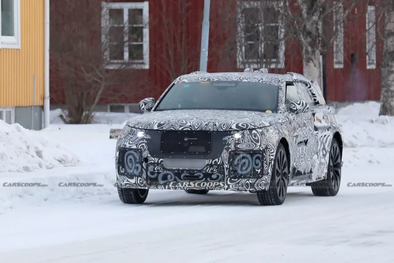 Range Rover Velar Elétrico é flagrado em testes e chega em 2026