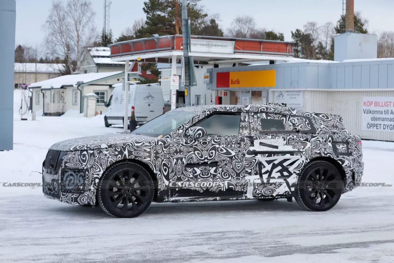 Range Rover Velar Elétrico é flagrado em testes e confirmado para 2026