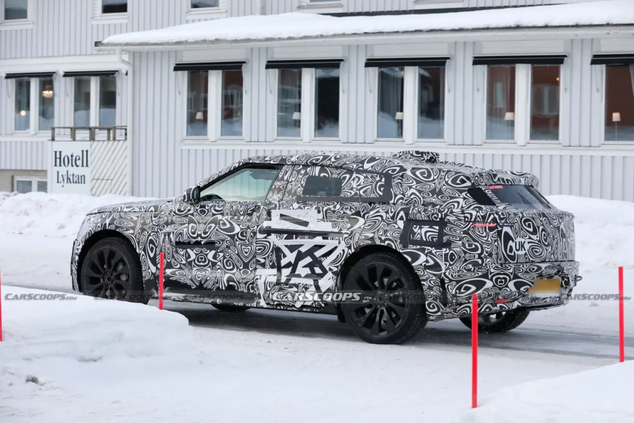 Range Rover Velar Elétrico é flagrado em testes e confirmado para 2026