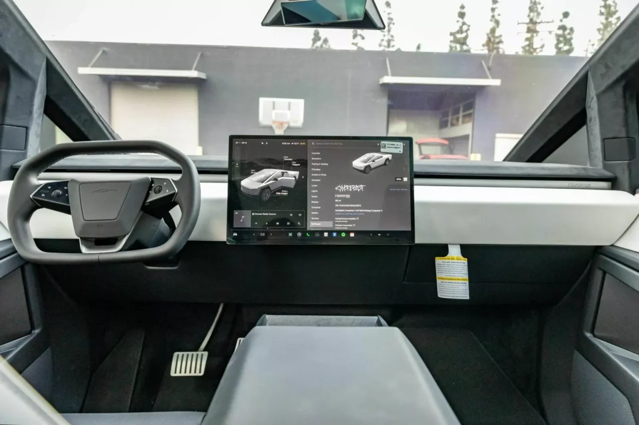 Tesla Cybertruck seminova é leiloada após proprietários idosos desistirem da picape elétrica