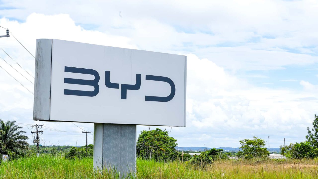 BYD é alvo de ação do MPT por trabalho análogo à escravidão em fábrica na Bahia