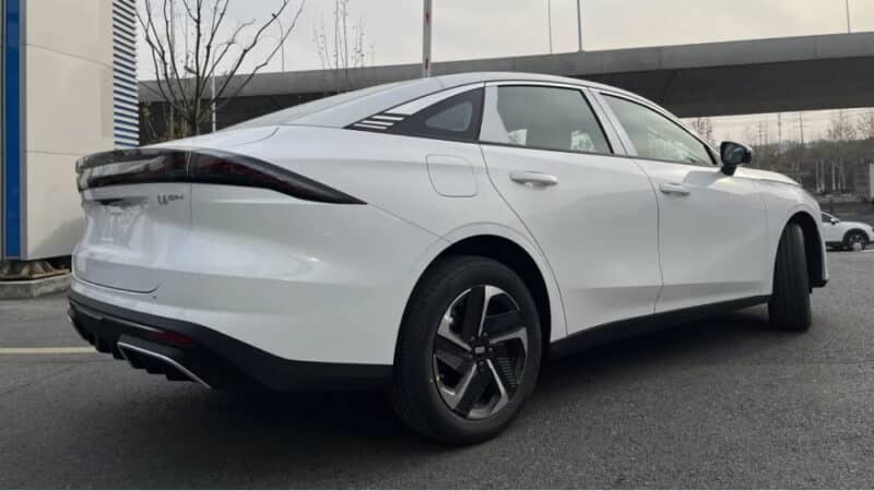 Geely Galaxy L6 EM-i chega ao mercado chinês para desafiar o BYD Qin L