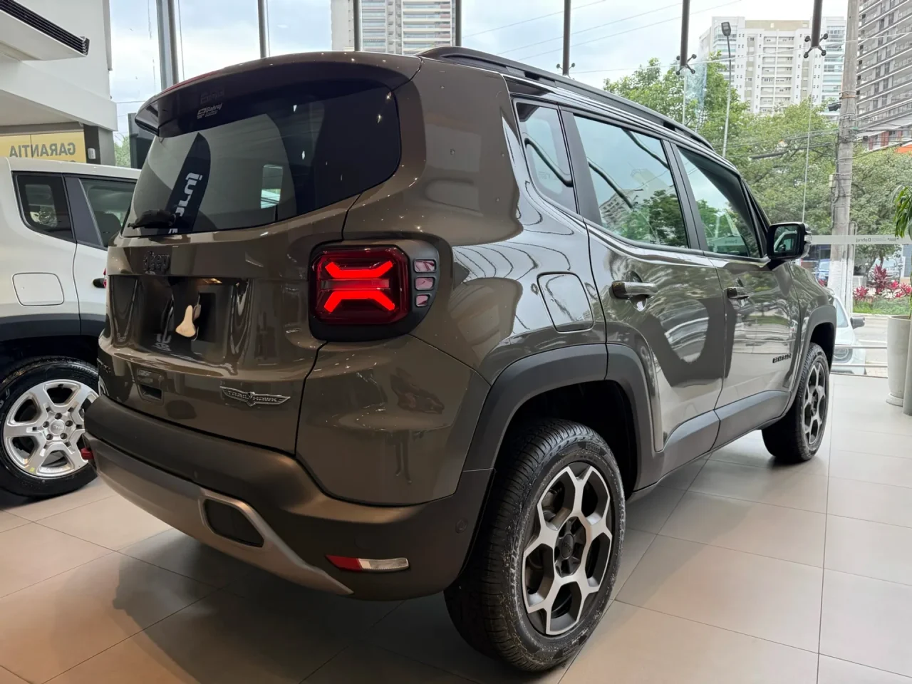 Jeep anuncia Renegade Trailhawk em fevereiro com bolada de desconto de R$ 29.264