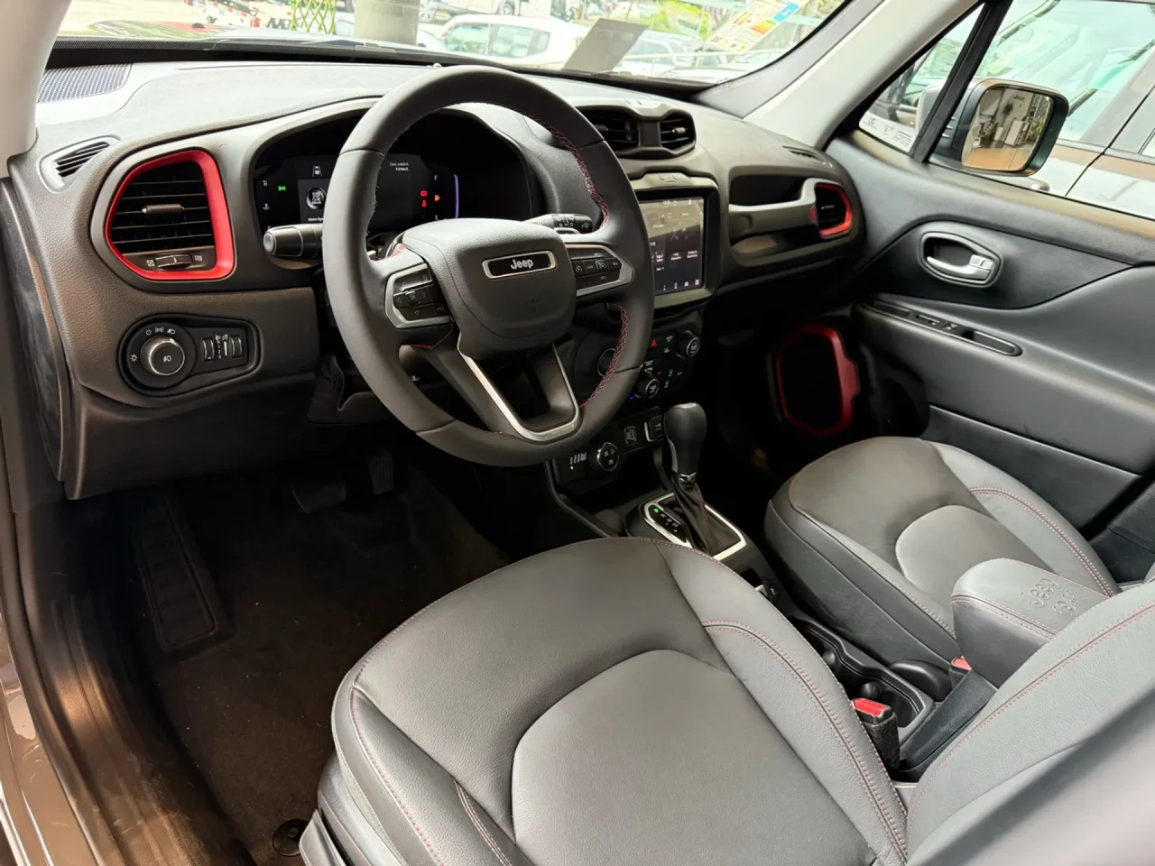 Jeep anuncia Renegade Trailhawk em fevereiro com bolada de desconto de R$ 29.264