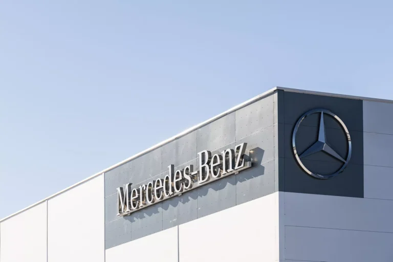 Mercedes-Benz oferece pacotes de desligamento vantajosos em busca de economia