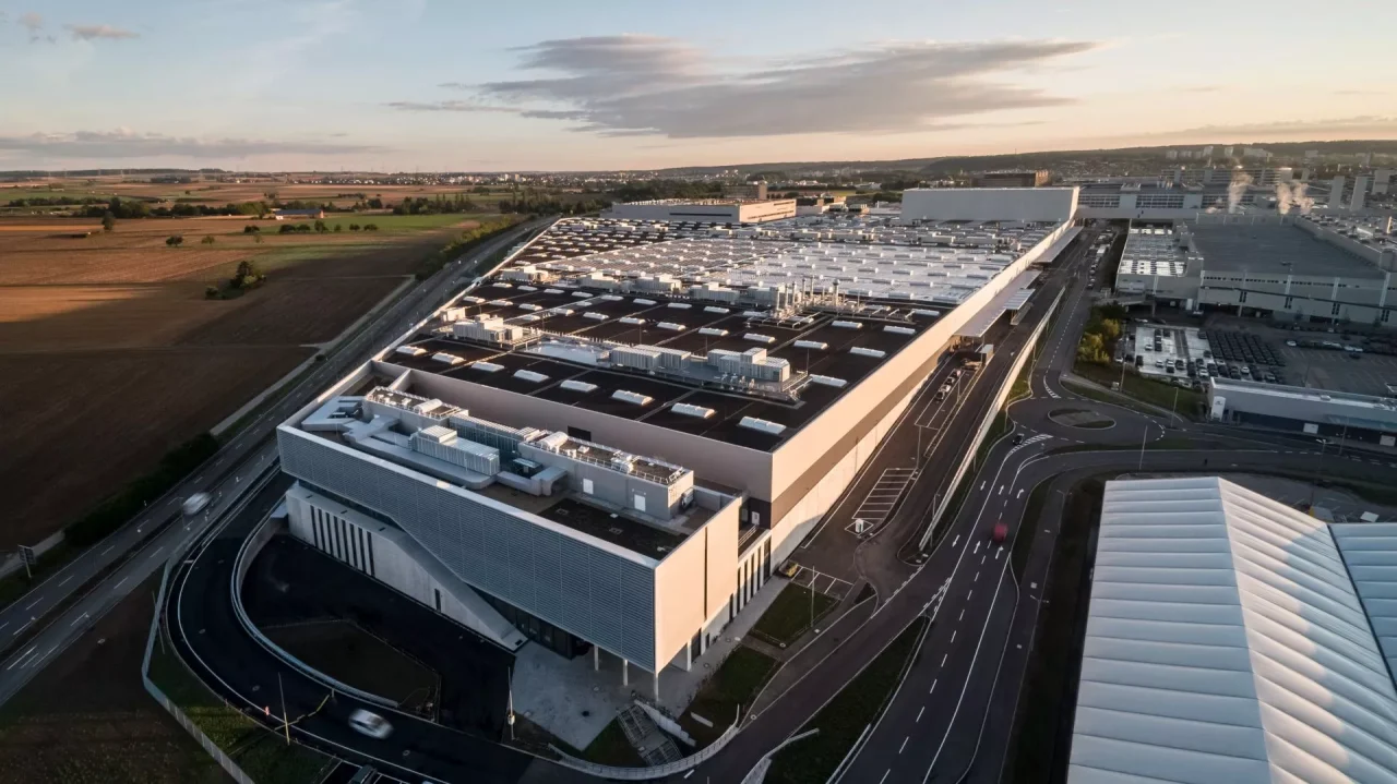 Mercedes-Benz oferece pacotes de desligamento vantajosos em busca de economia