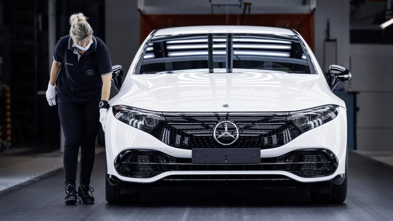 Mercedes-Benz oferece pacotes de desligamento vantajosos em busca de economia
