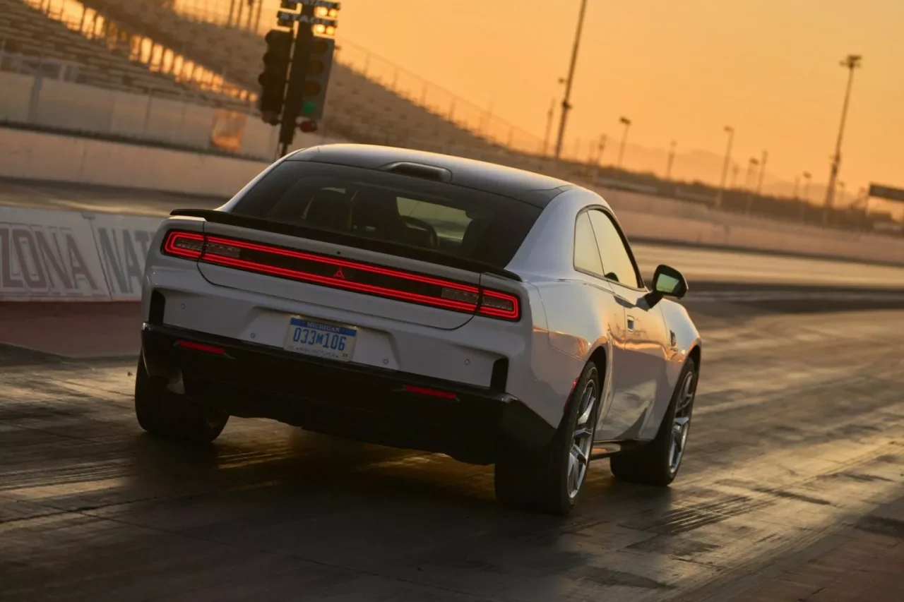 Dodge Charger com motor Hemi V8 pode retornar em 2026