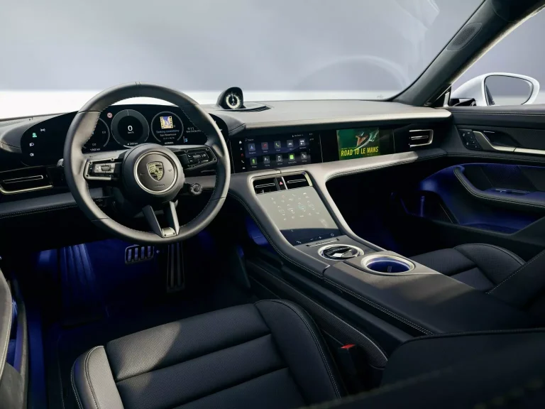 Porsche lançará um novo sistema de infoentretenimento em seus veículos em 2026