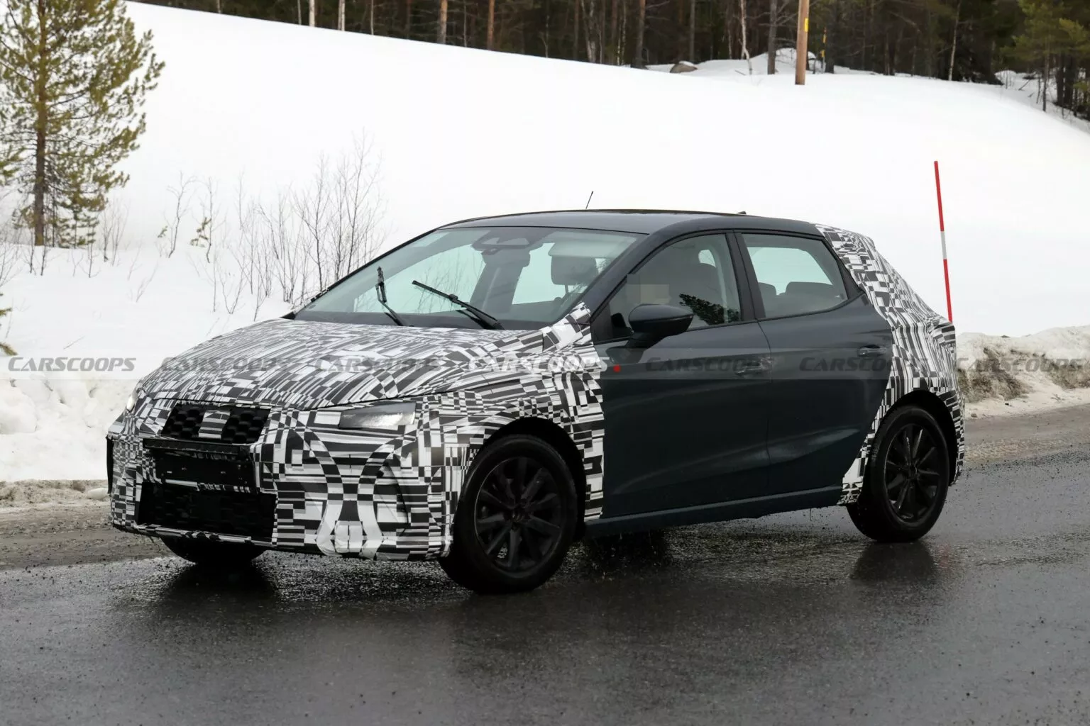 Seat Ibiza 2025: Reestilização agressiva é flagrada em testes de inverno
