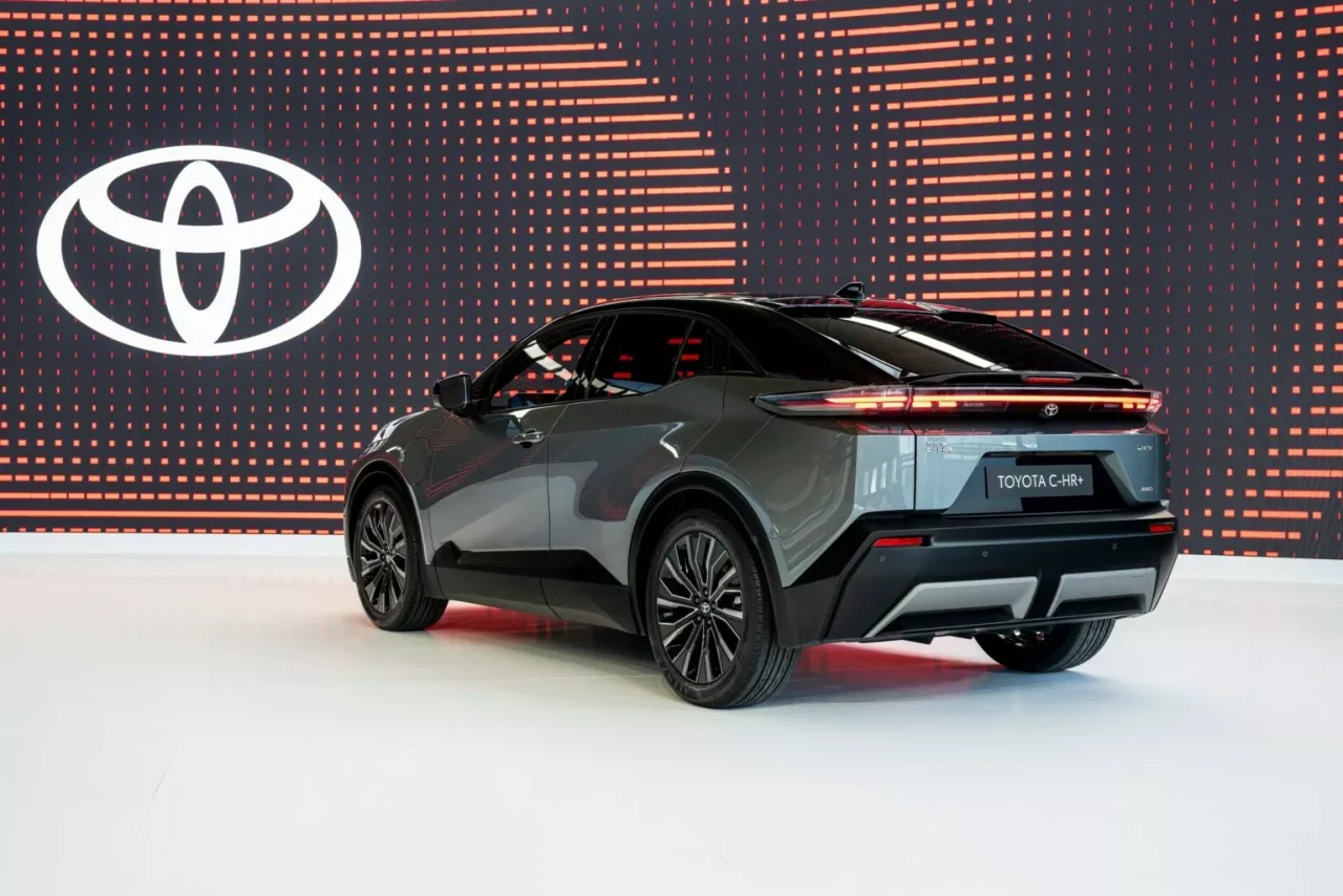 Toyota C-HR+ chega com até 338 cv e promete alcance de 600 km na Europa