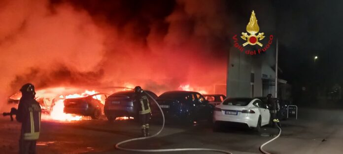 Incêndio em Roma destrói veículos Tesla em meio a crescente onda de incidentes