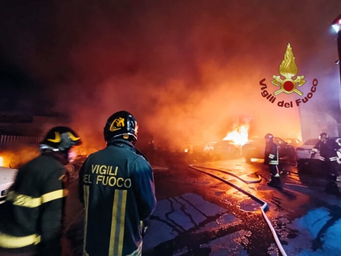 Incêndio em Roma destrói veículos Tesla em meio a crescente onda de incidentes