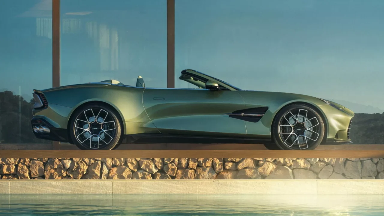 Aston Martin Vanquish Volante celebra 60 anos com motor V12 de 835 cv e design arrebatador