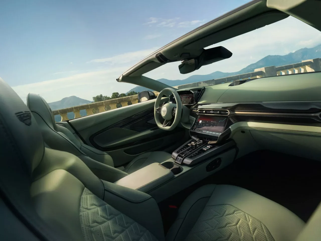 Aston Martin Vanquish Volante celebra 60 anos com motor V12 de 835 cv e design arrebatador