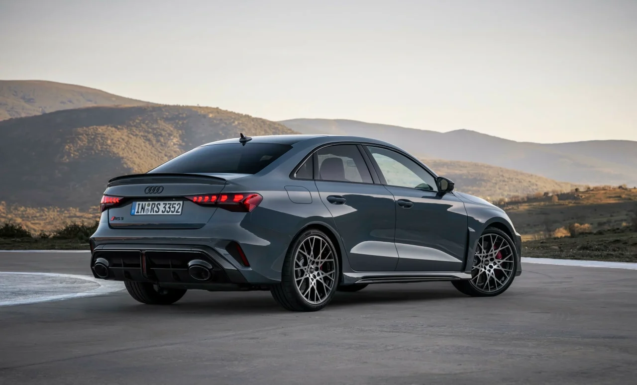 Audi RS3 2025 volta a ser vendido no Brasil com motor empolgante de 400 cv