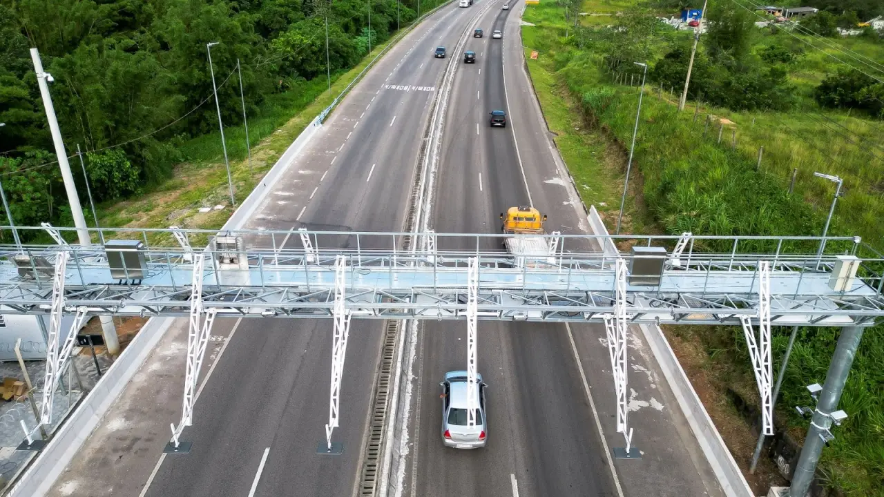 Projeto de lei propõe isenção de pedágio para taxistas e caminhoneiros autônomos
