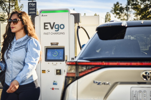 Toyota e EVgo inauguram estações de recarga rápida para veículos elétricos na Califórnia