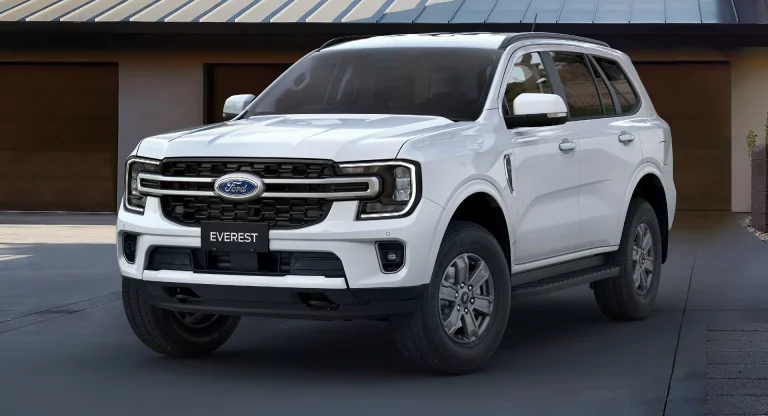 Ford Everest 'Escala' Jaguar F-Type parado em cruzamento na Austrália