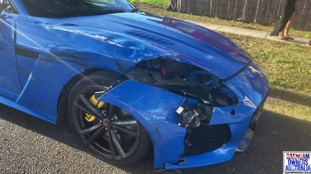 Ford Everest 'Escala' Jaguar F-Type parado em cruzamento na Austrália