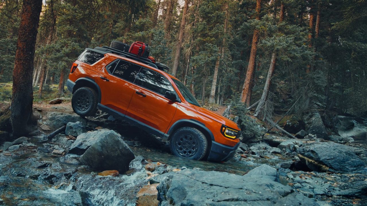 Honda eleva o padrão de robustez: Passport 2026 suspende três SUVs em teste de resistência